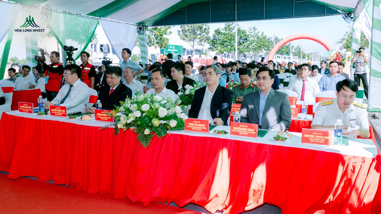 Đại biểu tỉnh, đại diện các sở, ban, ngành, chính quyền địa phương và các doanh nghiệp tham dự lễ Khởi công dự án Nhà Xưởng xây sẵn HLI EcoHub Nam Hà